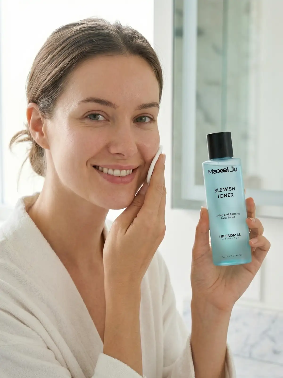 Frau verwendet Maxel JU Blemish Toner