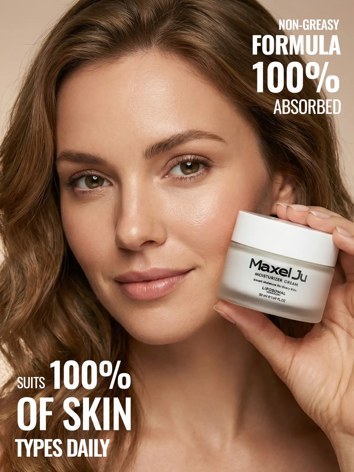 Frau verwendet Maxel JU Moisturizer Cream